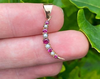 Colgante antiguo victoriano de oro, rubí y perlas con forma de media luna creciente.