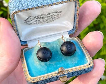 Pendientes antiguos victorianos franceses de cristal negro azabache esmerilado y gancho dorado con forma celestial.