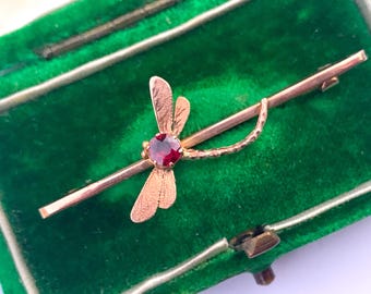 Broche antiguo eduardiano de oro de 9 quilates y granate con forma de libélula.