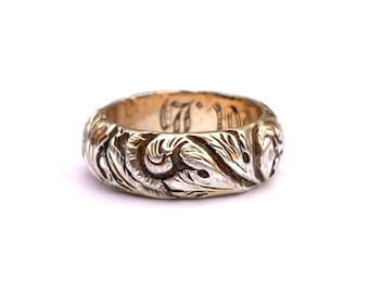 Anillo antiguo y raro de oro georgiano grabado con motivos vegetales.