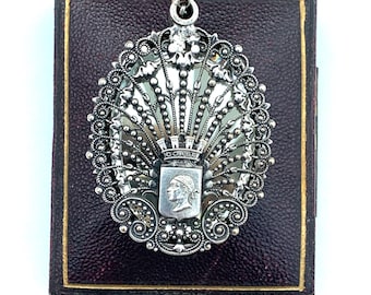 Antiguo colgante Chatelaine con espejo deslizante de recuerdo plateado francés