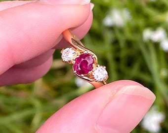 Anillo trilogía antiguo de oro de 18 quilates con diamante de talla antigua y rubí.