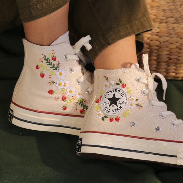 Chaussures Converse aux fraises, chaussures Converse High Top Chuck Taylor des années 1970 brodées de jardin de fraises rouges et de fleurs blanches douces