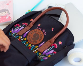 Bestickter Rucksack Blumen Lavendel und Schmetterling Lila Pink/ Hand bestickter Fjällräven Kanken Rucksack für Erwachsene/ Personalisierte Büchertasche