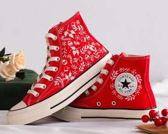 Zapatos Converse rojos bordados "Feliz Navidad" / Converse High Tops Chuck Taylor 1970s bordados con copos de nieve blancos