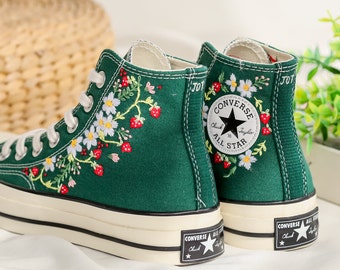 Maßgeschneiderte bestickte Converse-Schuhe, mit Gänseblümchen und Erdbeeren bestickte Sneakers, Schuhe mit Erdbeeren und Blumen, Geschenk für Sie