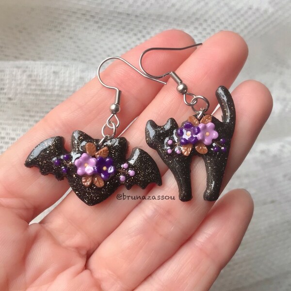 Boucles d'oreilles chat et chauve-souris ~ Mignonnes, Fimo, Argile Polymère, Fait main, Idées cadeaux ~ Boucles d'oreilles Halloween ~ Boucles d'oreilles fleurs