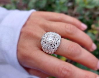 La grande bague en grappe de diamants comprend 205 diamants sertis en or blanc 14 carats, bague en grappe de fleurs de 5 carats