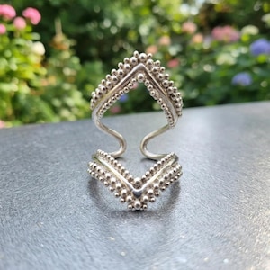 Einstellbar oxidierter Neusilber V-Form Boho Ring, Arthritis Schwan Halsring.