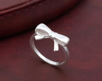 Anel de Prata de Lei com Laço: Anel minimalista feito à mão para usar em conjunto com outros anéis.
