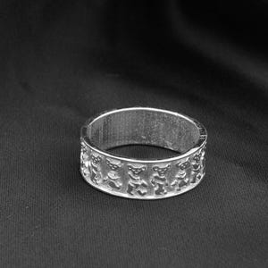 Anillo de plata de ley con osito de peluche bailarín