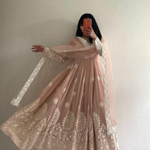 Indian Premium Georgette geborduurd zwaar werk feestkleding lang uitlopende damesjurk met broek & Dupatta voor dames, gestikt Anarkali-pak van