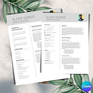 Op de afbeelding: Twee cv's met de naam "ALPER SONER, GRAPHIC DESIGNER" in een lichtgrijs en wit ontwerp. De cv's bevatten secties voor prijzen, certificeringen, talen, referenties, werkervaring, contactgegevens, opleiding, vaardigheden en interesses.