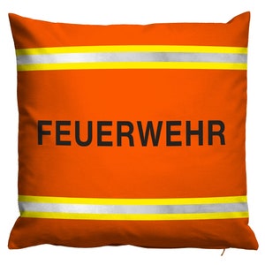 Könnte beinhalten: Orangefarbener Dekokissen mit zwei gelben reflektierenden Streifen und dem Wort "FEUERWEHR" in Schwarz.