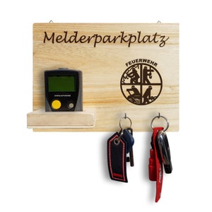 Peut inclure: Un porte-cl&eacute;s en bois avec le texte "Melderparkplatz" et "Feuerwehr" avec un logo de pompier. Le porte-cl&eacute;s a une &eacute;tag&egrave;re pour un &eacute;metteur-r&eacute;cepteur et deux crochets pour les cl&eacute;s.
