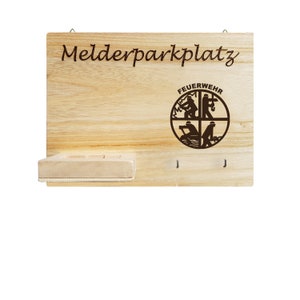 Peut inclure: Un porte-cl&eacute;s en bois avec le texte "Melderparkplatz" et un logo de pompier. Le porte-cl&eacute;s a une petite &eacute;tag&egrave;re et deux crochets.
