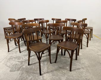 Suite de 17 chaises bistrot vintage en bois courbé — assise striée, belle patine