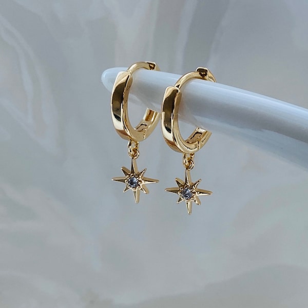 North Star 18k vergulde hoepel oorbellen, kleine hemelse hoepel oorbellen, vergulde Huggies, damescadeau, cadeau voor haar