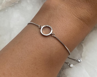 Offenes Kreisarmband mit verstellbarem Schieber und baumelnden Strassenden, zierliches Kreisarmband, Minimalist, Damengeschenk