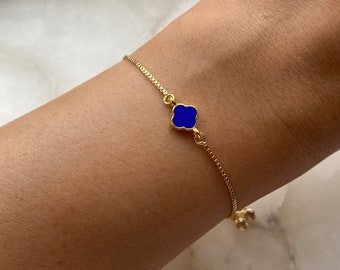 Bransoletka Clover w kolorze Royal Blue 18k Gold Plated z regulowanym suwakiem i zwisającymi końcówkami z kryształków, delikatna, układająca się w stosy, prezent dla kobiet