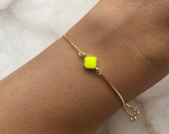 Bracelet trèfle délicat jaune néon plaqué or avec un curseur réglable et extrémités pendantes en strass, cadeau pour femme