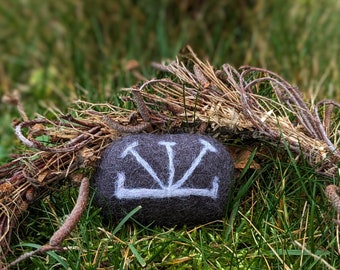 umfilzter Stein, Altarschmuck zum Imbolc Fest, Jahreskreisfeste , Handarbeit, Imbolc zelebrieren