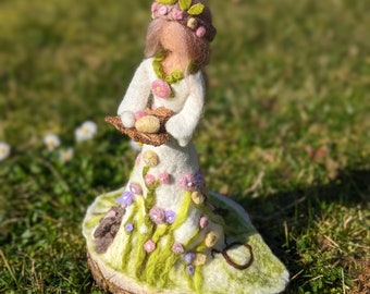 Filz Figur zum Ostara Fest, Ostara - Frühlingsgöttin gefilzt in liebevoller Handarbeit, Altar Figur