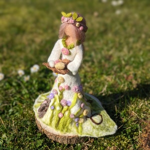 Filz Figur zum Ostara Fest, Ostara Frühlingsgöttin gefilzt in liebevoller Handarbeit, Altar Figur immagine 1