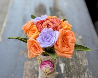 Filzblumenstrauß aus 10 nassgefilzten Rosen, kleiner Handstrauß, Sommer/Frühlingsdeko, Rosenzeit, Geschenkidee, nachhaltige Blumen aus Wolle