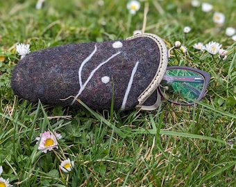 Glasses case made of felt in black, felted case with application and pocket strap, felt case for storing glasses, sunglasses