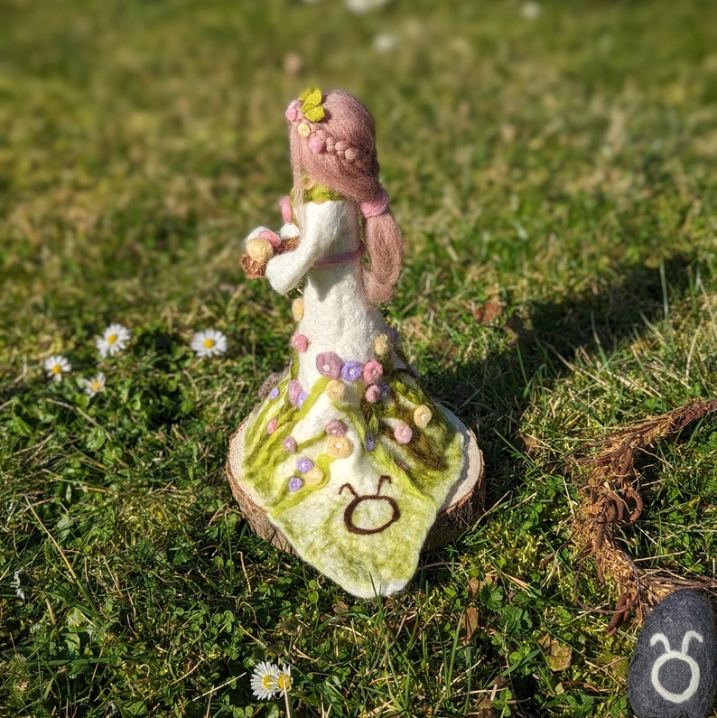 Filz Figur zum Ostara Fest, Ostara Frühlingsgöttin gefilzt in liebevoller Handarbeit, Altar Figur Bild 4