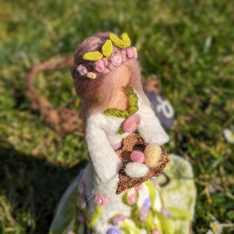 Filz Figur zum Ostara Fest, Ostara Frühlingsgöttin gefilzt in liebevoller Handarbeit, Altar Figur Bild 6