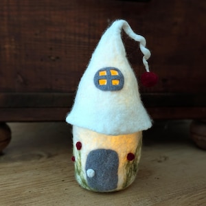 Filzhaus zum beleuchten, nassgefilzte Märchenlampe, handgefertigtes Filzhaus, zauberhafte Winter & Wheinachtsdeko