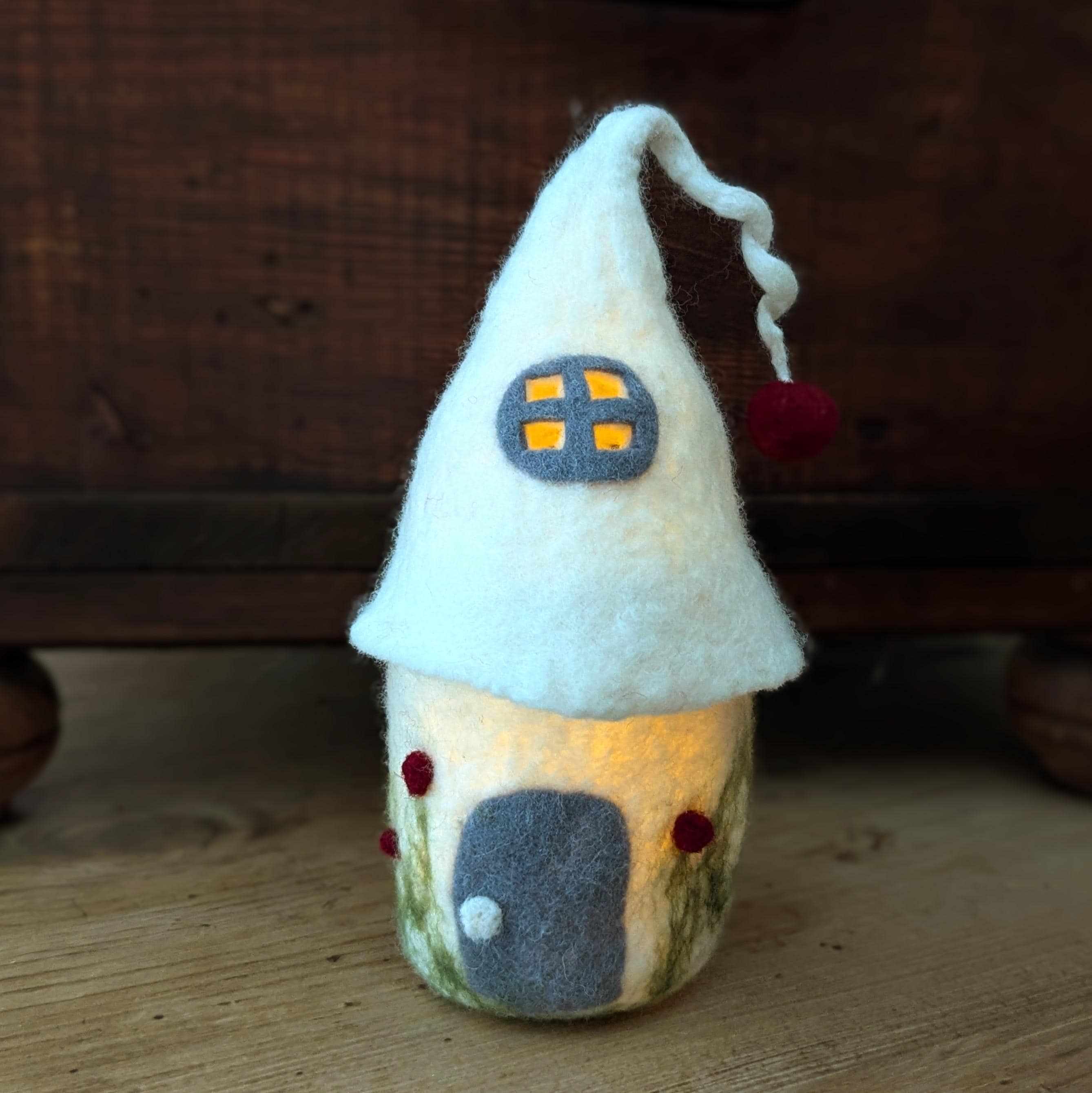 Filzhaus zum beleuchten, nassgefilzte Märchenlampe, handgefertigtes Filzhaus, zauberhafte Winter & Wheinachtsdeko