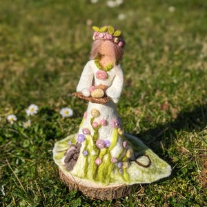 Filz Figur zum Ostara Fest, Ostara Frühlingsgöttin gefilzt in liebevoller Handarbeit, Altar Figur zdjęcie 7