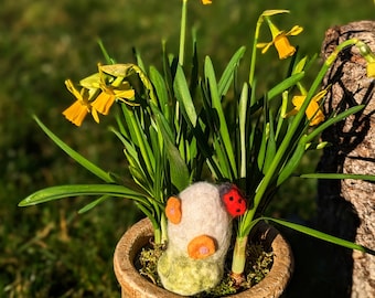 Easter egg made of felt with lighting, felt egg for Easter decoration, felt lamp, wet felted by hand, ladybug