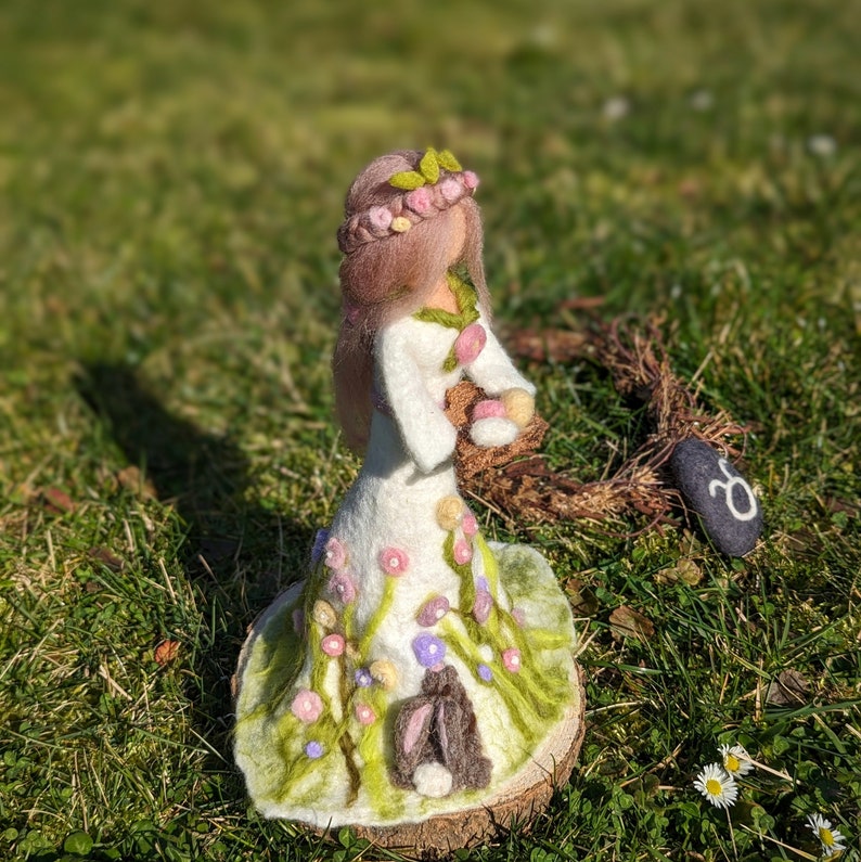 Filz Figur zum Ostara Fest, Ostara Frühlingsgöttin gefilzt in liebevoller Handarbeit, Altar Figur zdjęcie 9