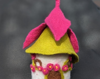 Sugar-sweet, small felt lamp, felted fairy tale lamp, handmade night light for children's room, small felt house