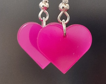 Roze hartjes hangoorbellen | statement oorbellen | één 1 hartje | transparant neon roze | cadeau voor haar | geschenken | kawaii | schattig
