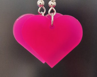 Roze hartjes hangoorbellen | statement oorbellen | één 1 hartje | transparant neon roze | cadeau voor haar | geschenken | kawaii | schattig