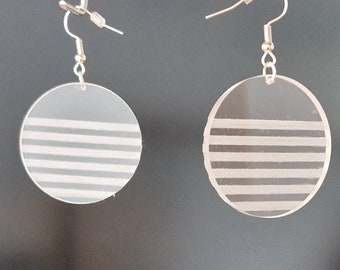 Ronde minimalistische hangoorbellen van helder acryl en zilver | plexiglas | handgeverfd | handgeschilderd | strepen | lasergesneden