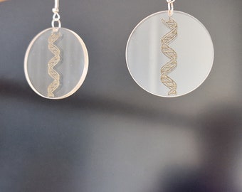 DNA oorbellen van acryl laser gegraveerd en handgeschilderd goud | biologie | docent | leraar | nerd | geek | dubbele helix | afstuderen