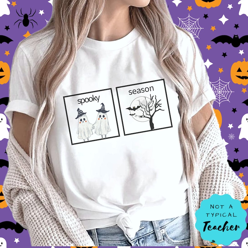 K&ouml;nnte beinhalten: Wei&szlig;es T-Shirt mit einem Grafikdruck von zwei Geistern, die sich die H&auml;nde halten, vor einem Kasten mit der Aufschrift "spooky" und einem Baum mit Flederm&auml;usen vor einem Kasten mit der Aufschrift "season". Der Text "Not a Typical Teacher" befindet sich in einem blauen Kreis unten rechts im Bild.