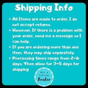 K&ouml;nnte beinhalten: Ein t&uuml;rkisblauer Hintergrund mit wei&szlig;em Text, der Versandinformationen f&uuml;r handgefertigte Artikel beschreibt. Der Text lautet: "Shipping Info"  "Alle Artikel werden auf Bestellung gefertigt. Ich akzeptiere keine R&uuml;cksendungen."  "Sollte es jedoch ein Problem mit Ihrer Bestellung geben, senden Sie mir eine Nachricht, damit ich Ihnen helfen kann."  "Wenn Sie mehr als einen Artikel bestellen, k&ouml;nnen diese separat versandt werden."  "Die Bearbeitungszeit betr&auml;gt 2-6 Tage. Berechnen Sie dann noch 3-5 Tage f&uuml;r den Versand."  Ein wei&szlig;er Kreis mit schwarzem Rand enth&auml;lt den Text "NOT A TYPICAL Teacher".
