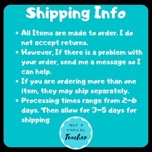 Może przedstawiać: Turkusowe tło z białym tekstem, kt&oacute;ry brzmi "Shipping Info". Tekst zawiera informacje o czasie przetwarzania i szczeg&oacute;łach wysyłki. Białe koło z czarnym obramowaniem zawiera tekst "NOT A TYPICAL Teacher".