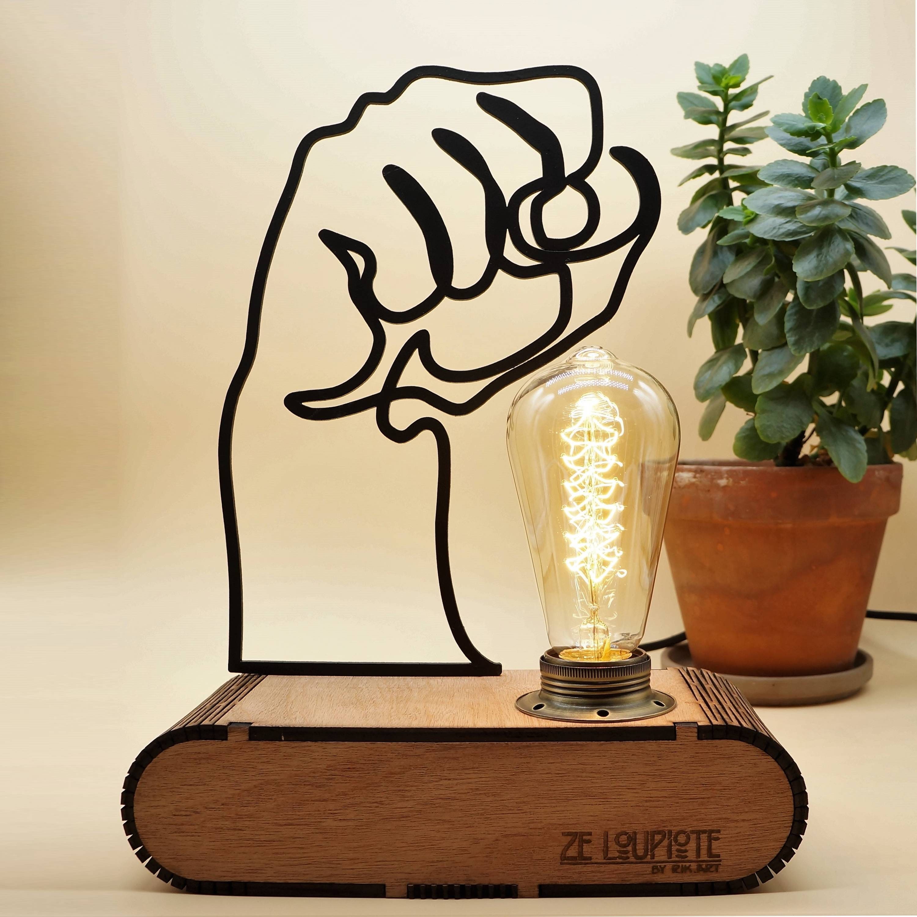 Lampe à Poser en Bois, Ze Loupiotedesign Modèle Poing Levé.