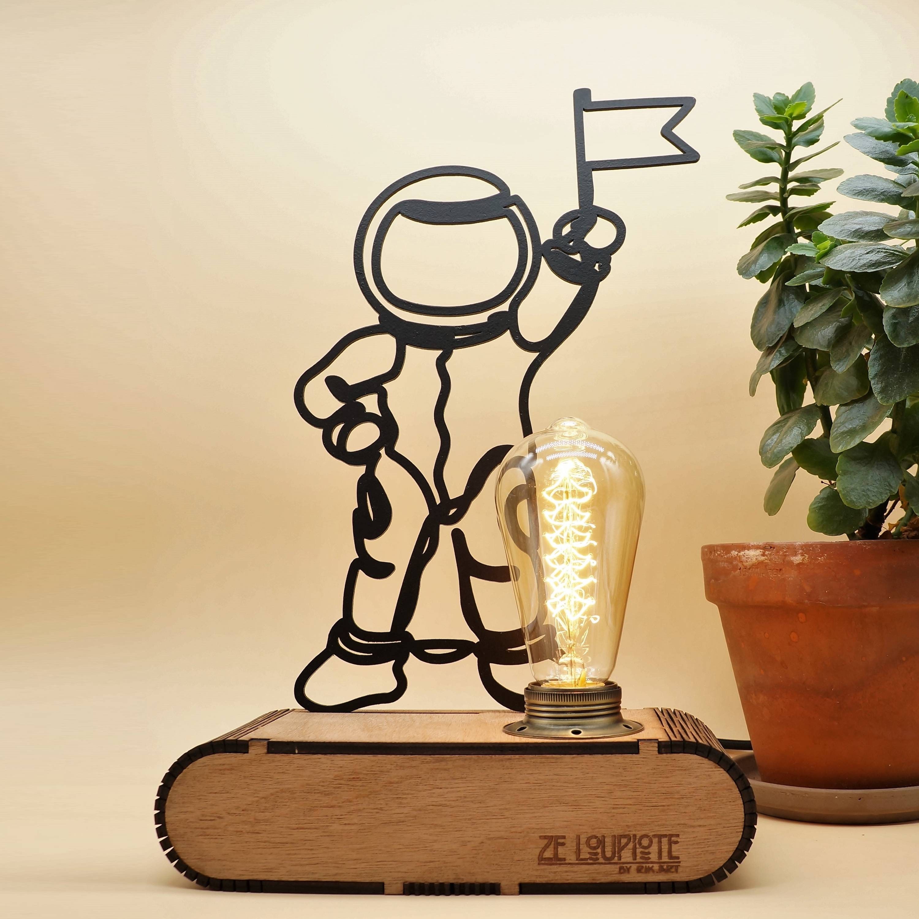Lampe à Poser en Bois, Ze Loupiotedesign Modèle Astronaute.