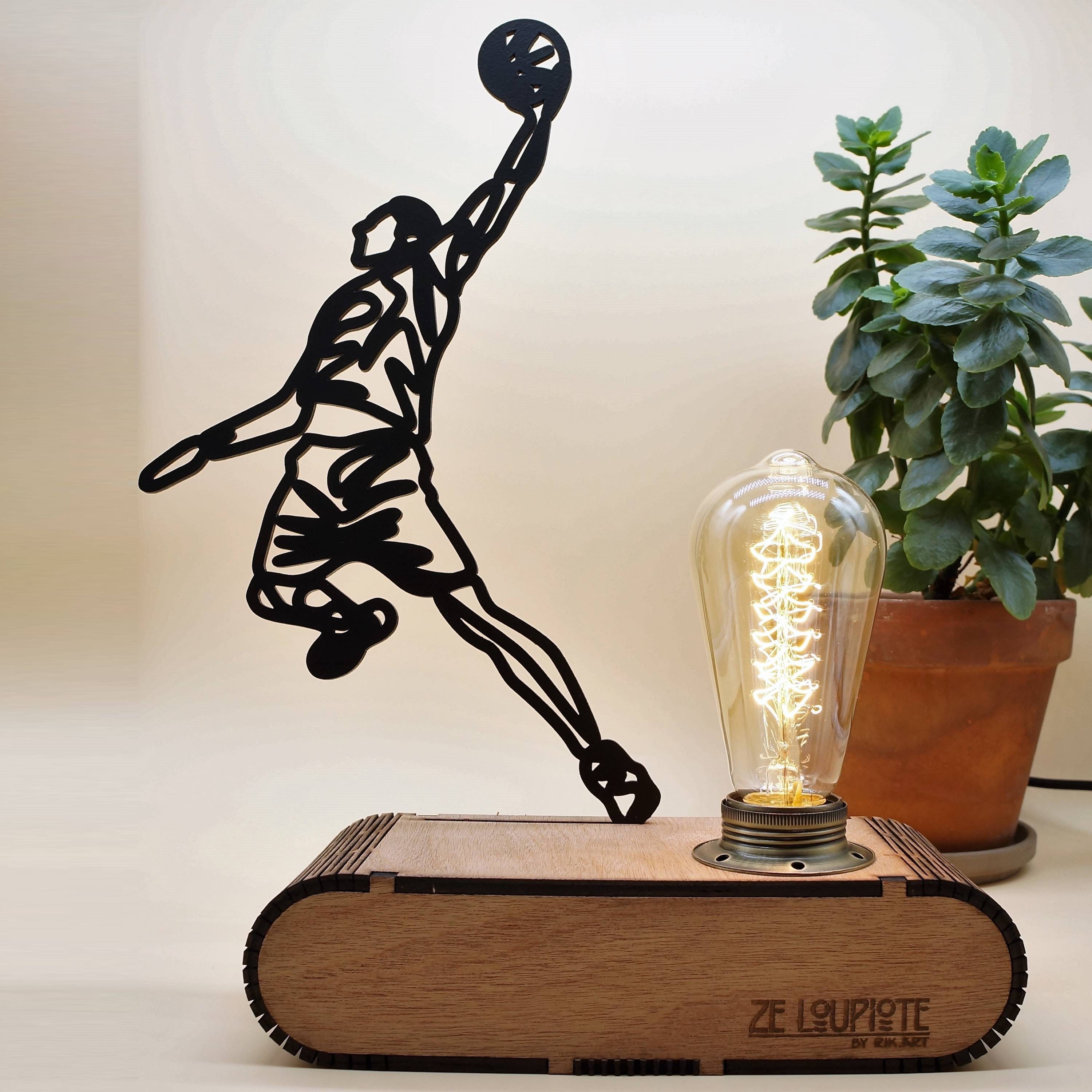 Lampe à Poser en Bois, Ze Loupiotedesign Modèle Basketteur.