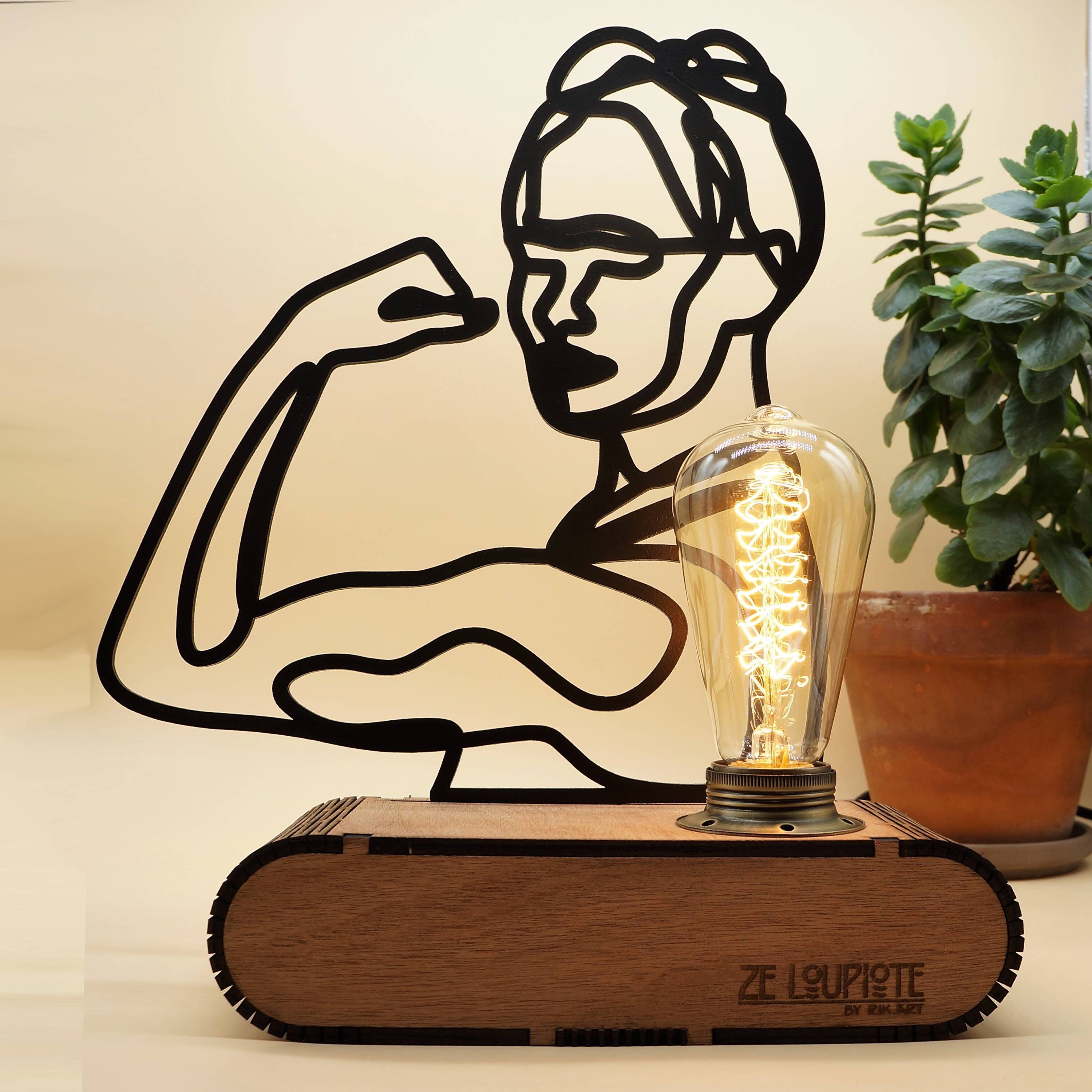 Lampe à Poser en Bois, Ze Loupiotedesign Modèle Girl Power.