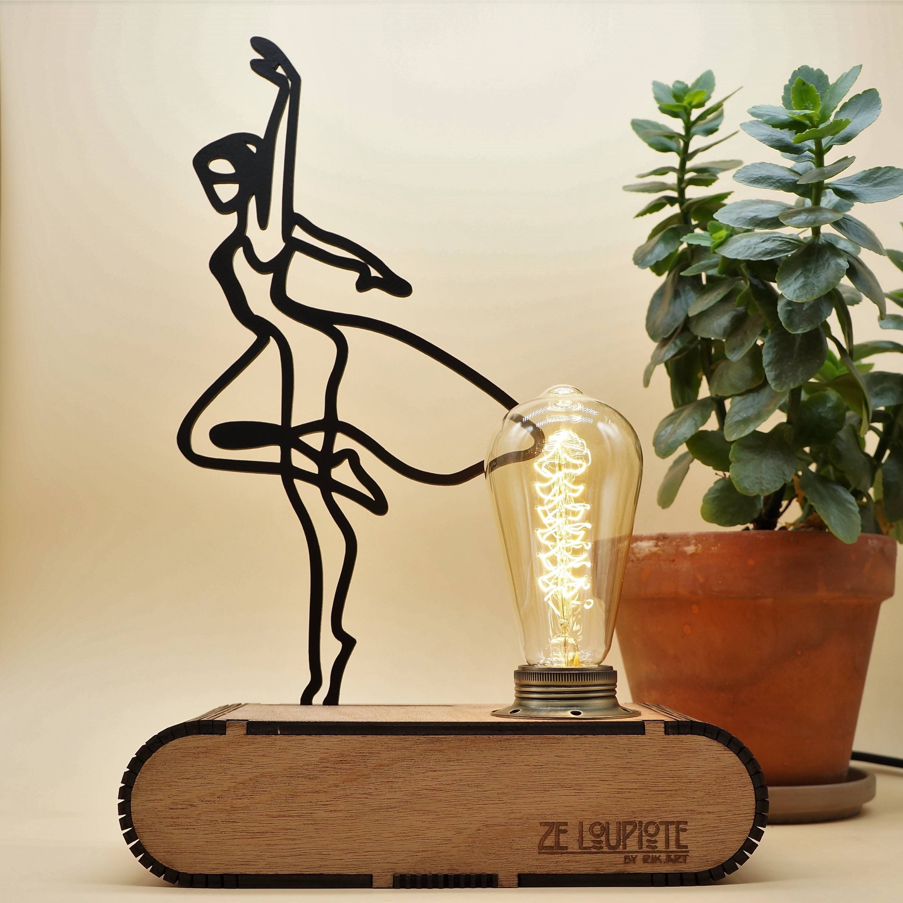 Lampe à Poser en Bois, Ze Loupiotedesign Modèle Danseuse.